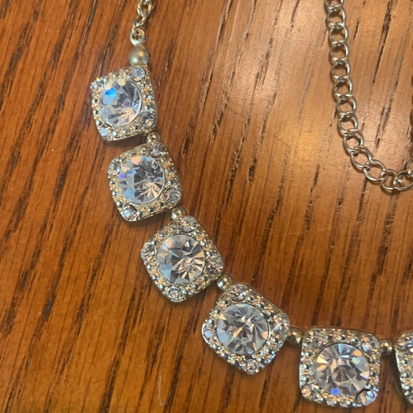 NWOT Beautiful Statement Necklace! Has 11 Rhinestones Surrounded in Gold Tone - Picture 3 of 17